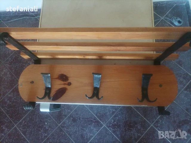 Дървена закачалка за стена с ковано желязо