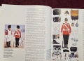 Справочник на военните униформи / Brassey's Book of Uniforms, снимка 16