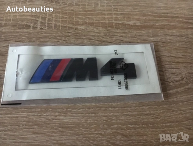 черна емблема BMW M4