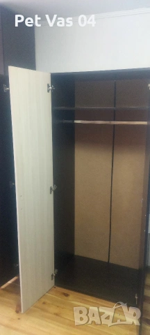 Продавам два трикрилни гардероба единият е с надстройка 