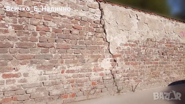 Подарявам плътни тухли единички от масивна тухлена ограда срещу събаряне и извозване (22м х 2м х 25с