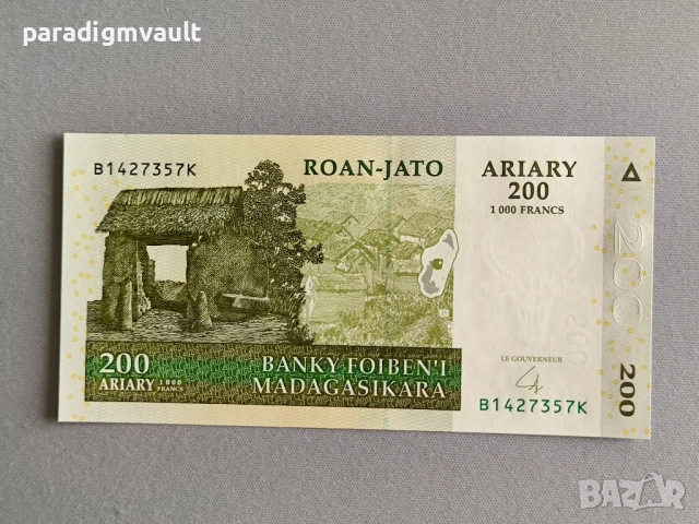 Банкнота - Мадагаскар - 200 ариари UNC | 2004г.