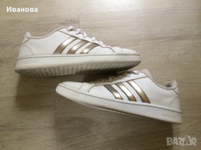 Бели кожени маратонки Adidas., снимка 2 - Маратонки - 54493117