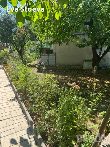 Продава се просторна къща с 2 сгради, гараж и двор, снимка 11 - Къщи - 55692684
