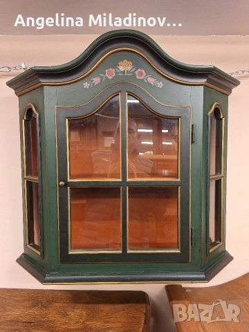 Витрина за стена ръчно изрисувана