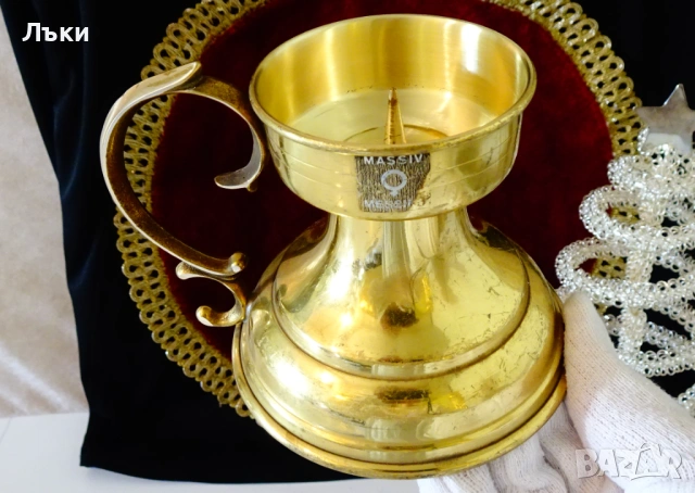 Месингов свещник с дръжка,позлата,етикет.