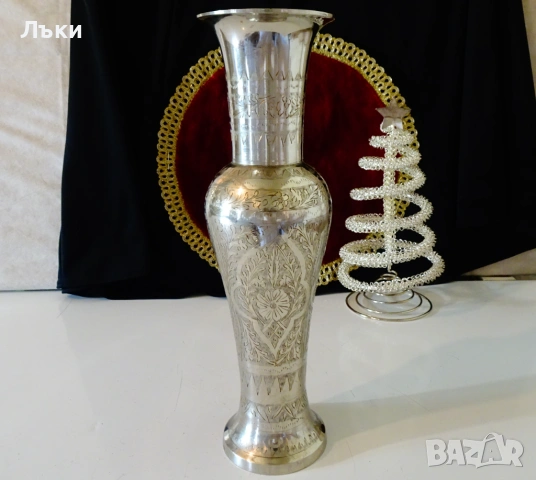 Посребрена бронзова ваза,гравирана,31 см.,620 гр. 