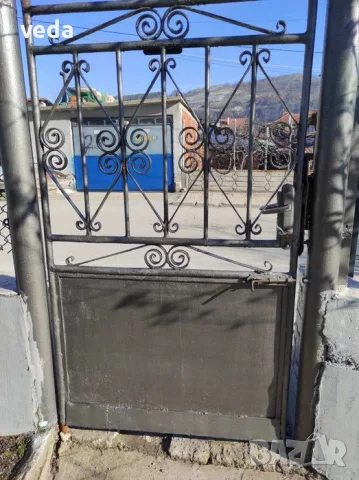 Продавам входна врата и портал за автомобил ковано желязо