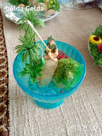 Рибар в чаша светещ