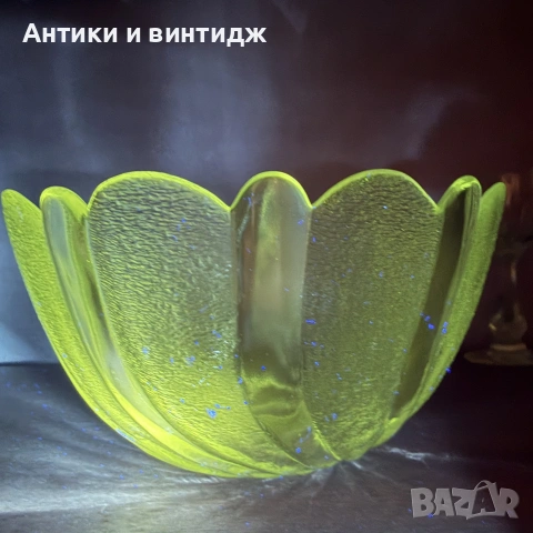 Ретро малка купа / купичка от ураново стъкло „Листа“ (13х7 см), сияещ ефект под UV
