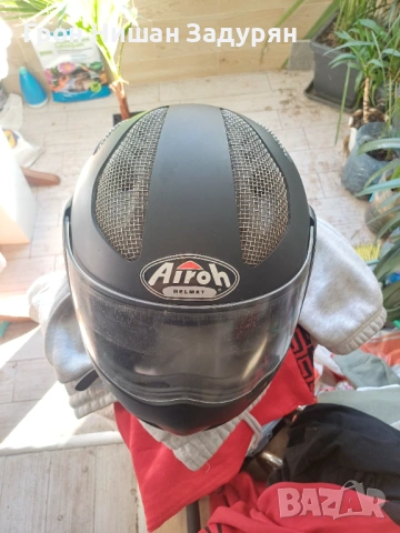 Продавам  италианска  мото  каска Airoh Helmet, снимка 2 - Мотоциклети и мототехника - 54432644
