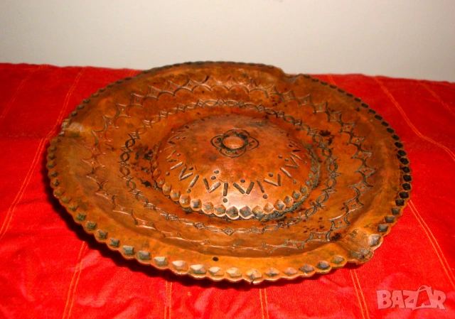 Винтидж кован, масивен, меден пепелник 100 год