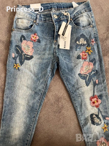 Дънки с бродерия, снимка 3 - Дънки - 54364476