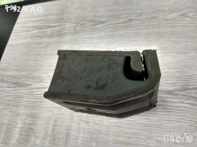 281199201C**НОВО**VAG*Тампон за двигател VW LT D и TD от 1983 до 1996 г. 