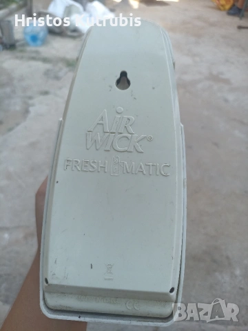 Автоматичен ароматизатор за въздух от марката Air Wick, модел Freshmatic X-Press, снимка 4 - Ароматизатори - 55036354