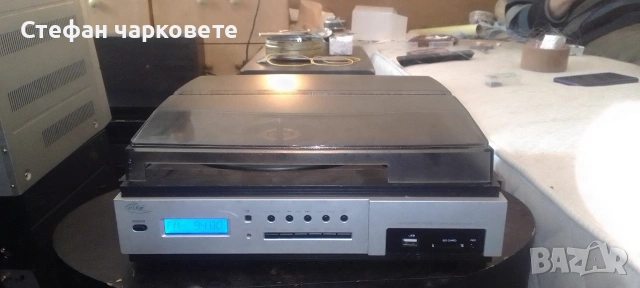 грамофон със радио тунер, усилвател и вградени говорители 