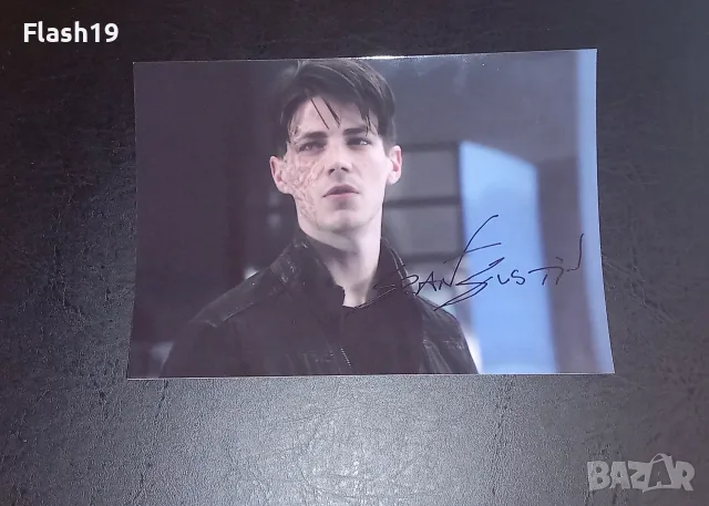 ⭐ Автограф Grant Gustin (снимка 13х18 см.) (до 31.08.2026)