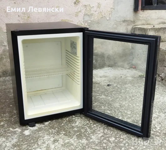 Малък термоелектрически минибар, снимка 2 - Хладилници - 55544214