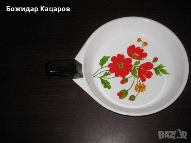 Не ползван, емайлиран омлетен тиган.Произведен в Н.Р.Б. Цена - 15 евро. Пращам по куриер., снимка 3 - Съдове за готвене - 54187292