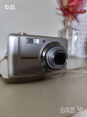 Дигитален фотоапарат Medion 12MP, снимка 3 - Фотоапарати - 54518955