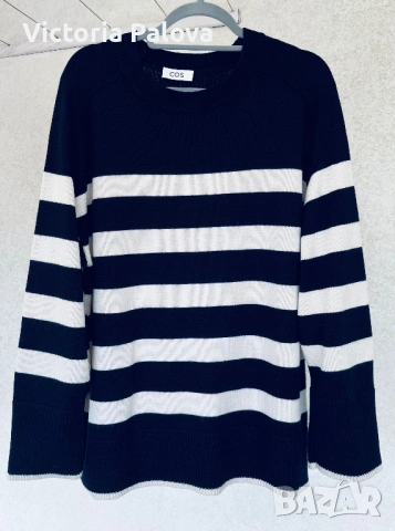 Раиран пуловер COS в тъмносиньо и кремаво