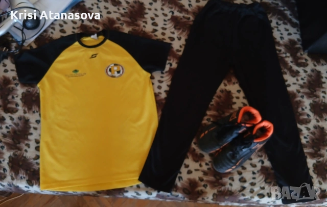 Футболен екип в отлично състояние със стоножки 