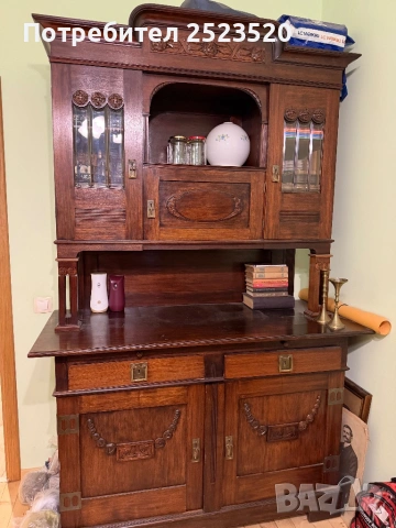 Старинен шкаф с дърворезба