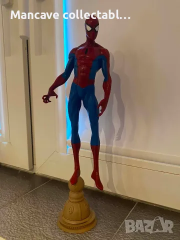 Статуетка Spider-Man (Surveying), Diamond Select Marvel 30 cm