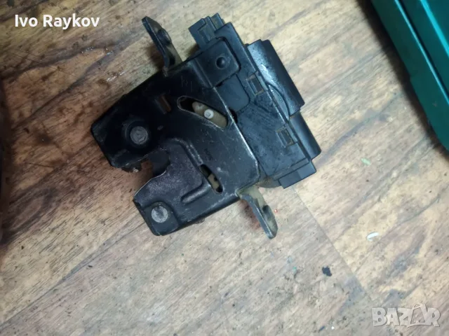 задна брава за Nissan Micra Primera , 90502AV720, снимка 2 - Части - 55363783