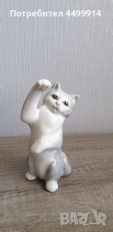 Стара порцеланова фигура на коте