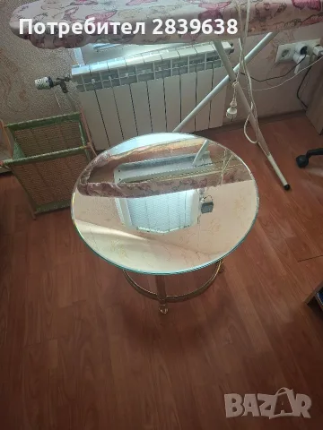 Кръгла масичка с огледален плот