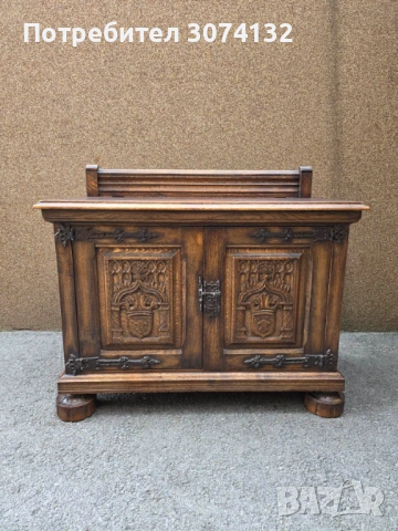 Красив шкаф в Готически стил 