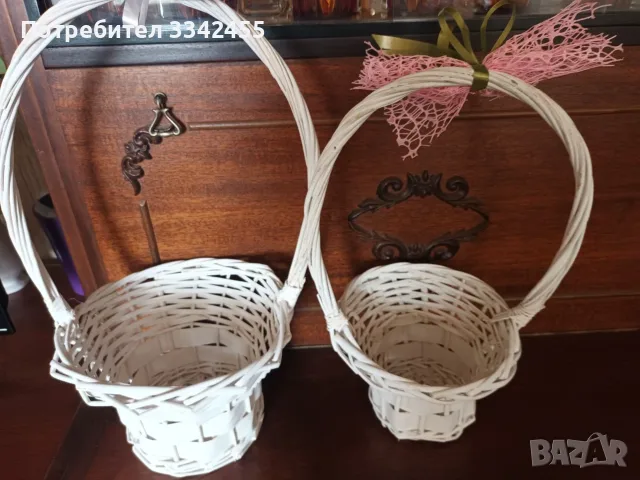 Две бели кошници