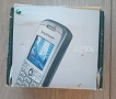 Това е класически мобилен телефон Sony Ericsson J210i в сребрист цвят. Моделът разполага с малък цве, снимка 4