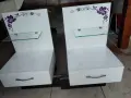 нощни шкафчета 2 броя с флорални мотиви в лилаво в много добро състояние , снимка 1