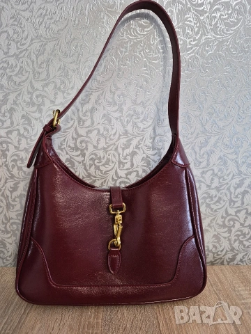 Малка кокетна чанта в цвят бардо