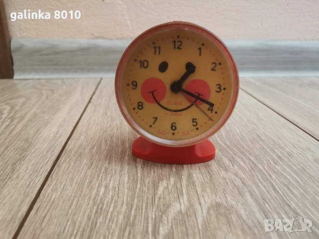 Интересен работещ будилник, снимка 2 - Антикварни и старинни предмети - 54318772