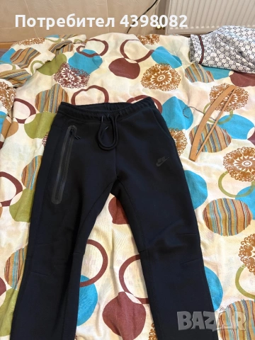 Оригинален Nike Tech Fleece – черен, носен броени пъти С размер, снимка 2 - Спортни дрехи, екипи - 54499150