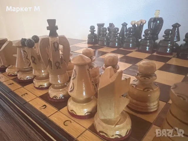 Шах с дървени фигури