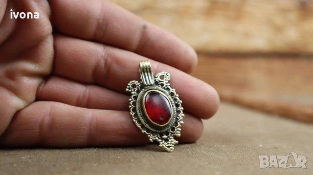 Красиво бронзово старо колие с голям червен камък!