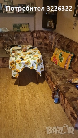 Продавам ъглов диван с лежанка.