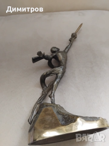 Бронзова статуетка Гагарин към звездите 