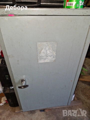 Сейф/секретен шкаф