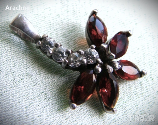 Сребърен медальон с чехски гранати