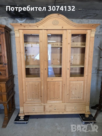 Дървен шкаф/витрина с регулируеми рафтове, изработен изцяло от дърво