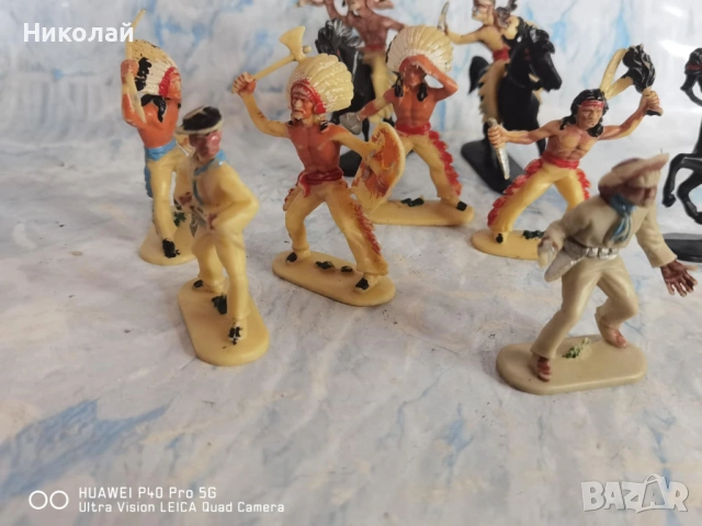 12 Броя Фигурки Войничета Каубои и Индианци Западна Германия, снимка 5 - Колекции - 54427450