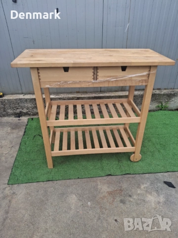 Дървена маса с колелца