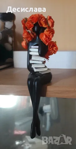 Статуетка жена с книги