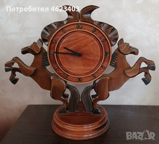 Настолен дървен часовник, ръчно резбован с два коня