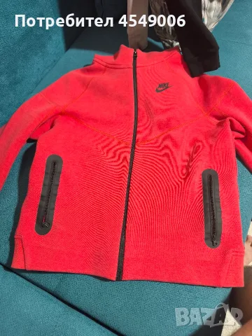 Nike tech fleece.Цветът е доста по-блед от Снимките.